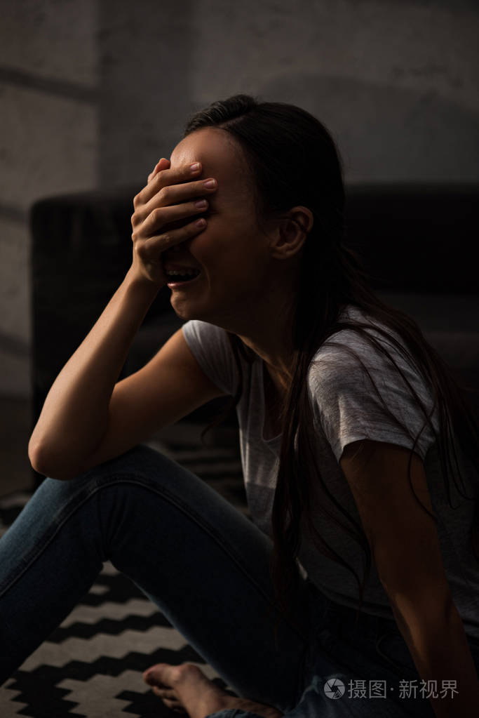 情绪化的女人在悲痛中哭泣在家照片-正版商用图片08rbeg-摄图新视界