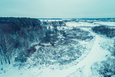 冰雪冬日的乡村风光