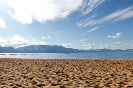 从海滩看太浩湖