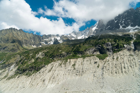 令人惊叹的山景与蓝色多云的天空背景