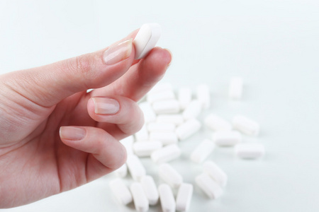 补钙药在女人手里的药丸照片