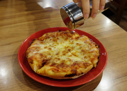 木 tabl 上的热奶酪比萨