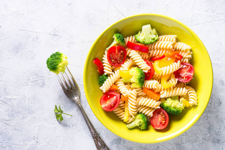 纯素食面食 fusilli 蔬菜。顶部视图