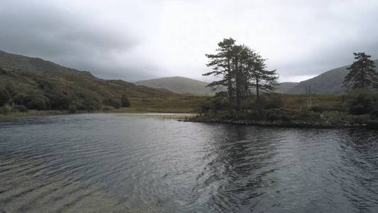在爱尔兰一个美妙的浪漫湖鸟瞰图
