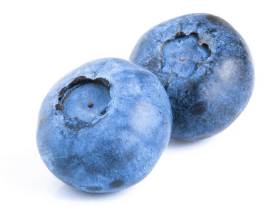 两只新鲜蓝莓在白色背景下分离