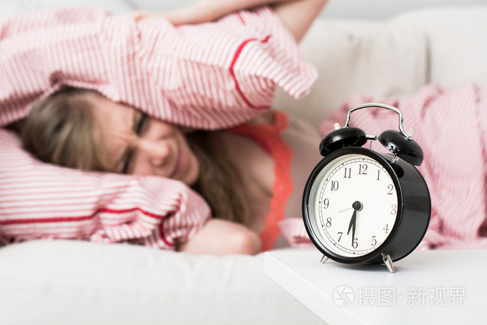 闹钟响了,醒来的概念