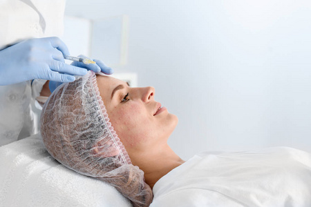 妇女在沙龙中接受面部 biorevitalization 程序。美容护理
