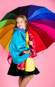 温暖落雨 华美小女孩的多雨秋天衣服保护衣服防水斗篷