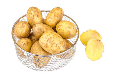 脏土豆在篮子里洗