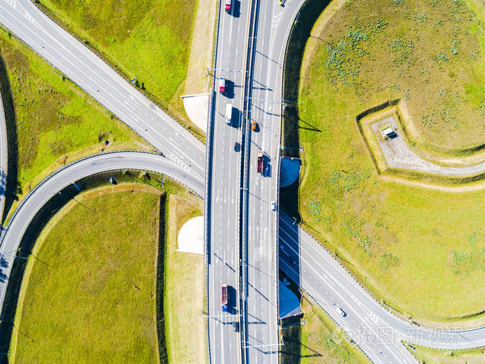 高速公路.路口.汽车通过.上方视图