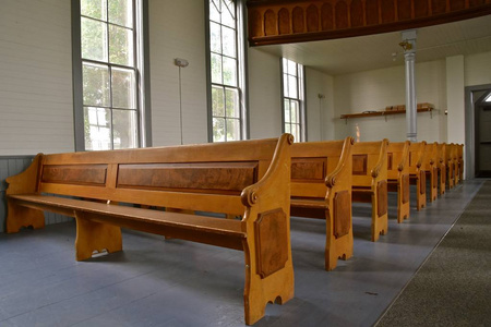 在历史悠久的路德教会的旧木制长椅行