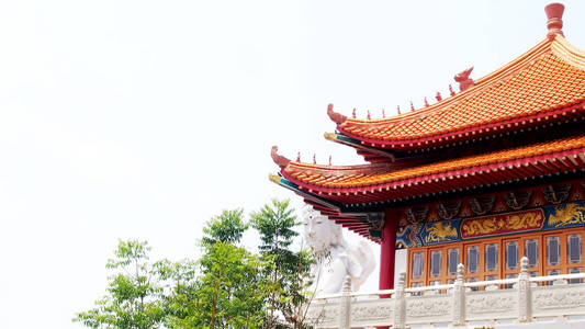 中国历史传统建筑背景为白色观音雕像