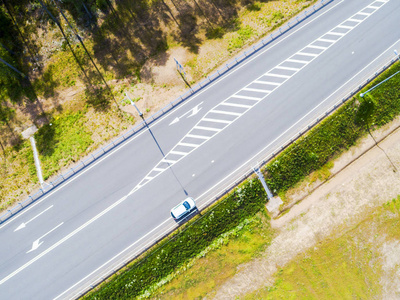 城市道路鸟瞰图。汽车跨越立交立交桥。公路互通交通。公路空中鸟瞰图。高速公路。路口。汽车通过。上方视图