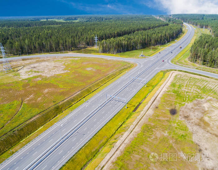 公路空中鸟瞰图.高速公路.路口.汽车通过.上方视图