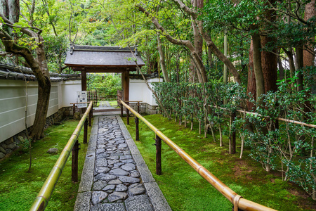 筝在寺庙，在京都大德子寺之一