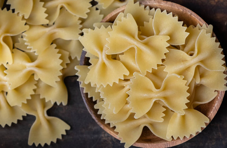 木质背景干 farfalle 面食