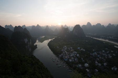 一个小费希尔镇在亚洲中国在黎明天日出和夜与许多山和山