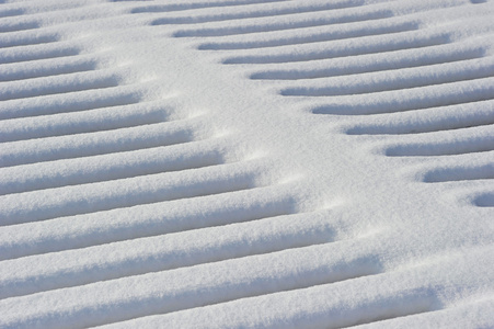 在雪中引导痕迹图片