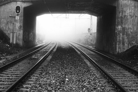 铁路通过隧道的一天, 在黑色和白色的雾的一天