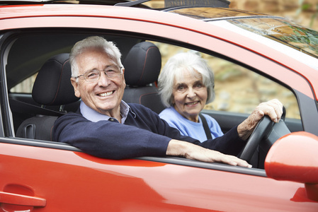 驱动器在车里笑出年长夫妇的肖像