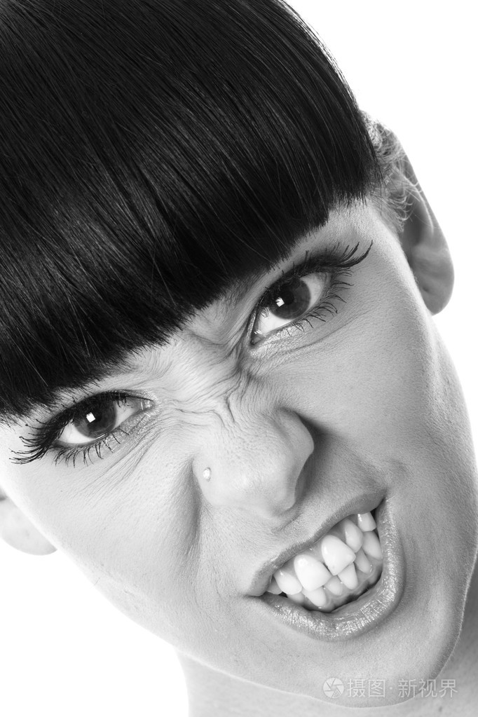 愤怒的年轻女子拉着脸