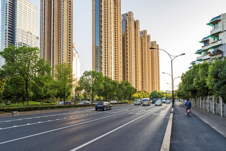 空荡荡的街道，在现代化的城市