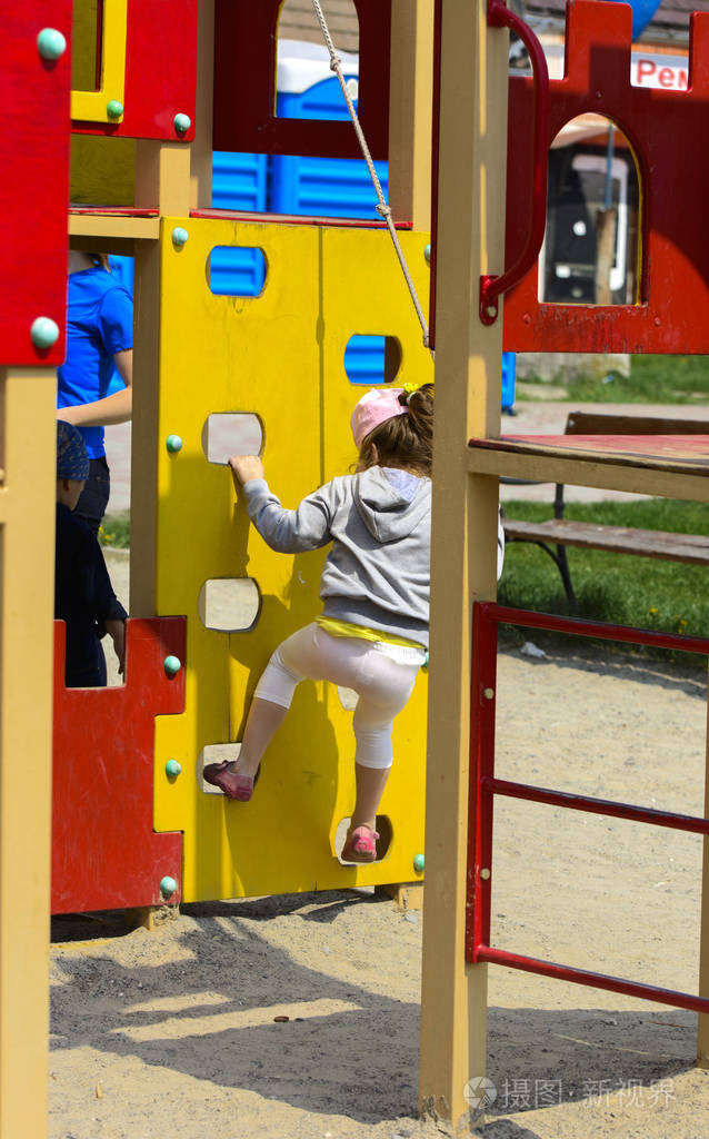 小孩子在操场上乱跑玩耍.一个小孩子的游戏中心.小女孩在户外玩耍.