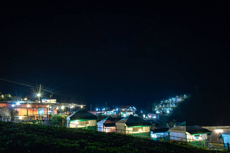 帐篷和背景天空和山脉的夜晚景色