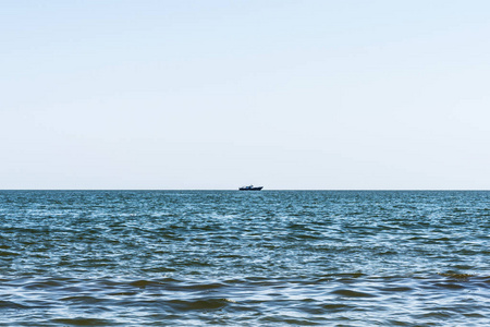 蓝海波浪, 远处有一条地平线漂浮的轮船, 自然抽象的背景