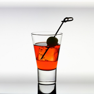 短饮杯红色液体 橄榄 冰块