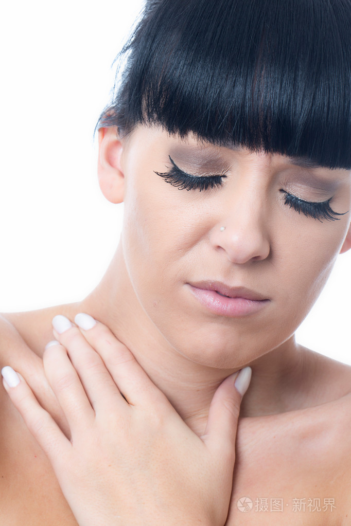 喉咙痛的年轻女子