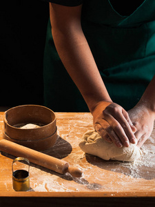 厨师面包师妇女的手揉面团