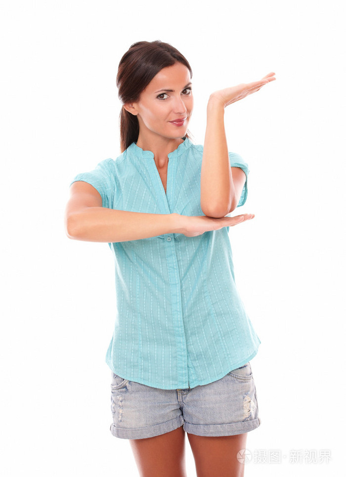 漂亮的西班牙裔女性举起左手的掌