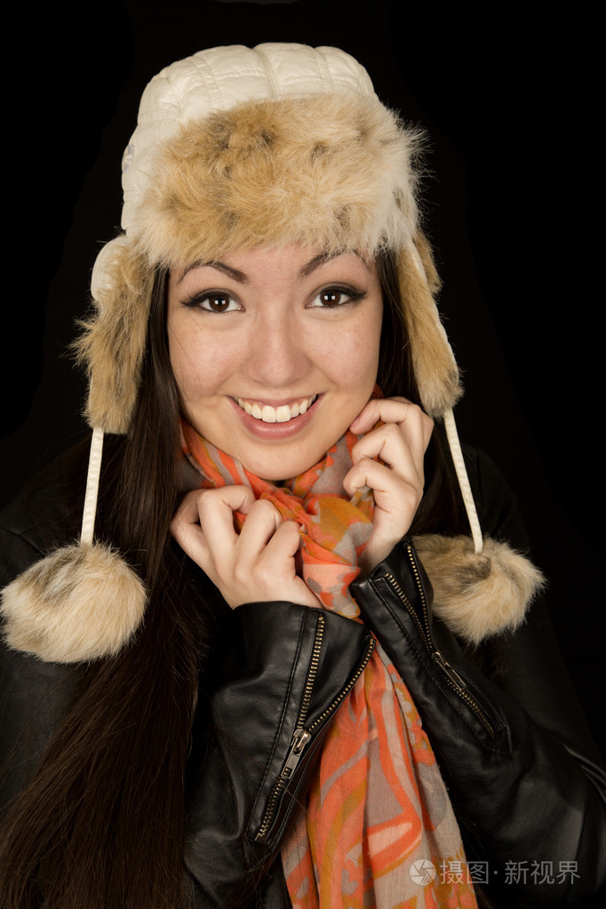 漂亮的亚裔美国女孩穿着冬天的衣服微笑