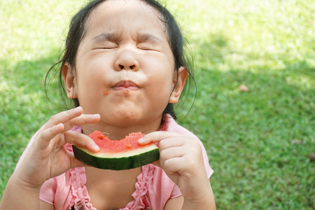 夏天吃西瓜图片