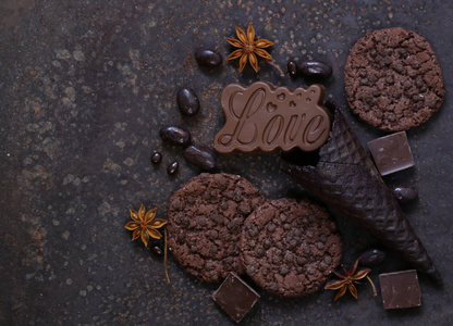 棕色背景下的巧克力曲奇饼和糖果