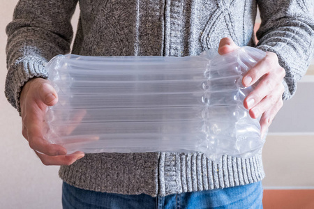 半透明空气包装手拿着, 塑料包装照片