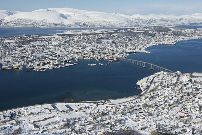 到350 公里,在北极圈内,挪威的特罗姆瑟城市鸟瞰图