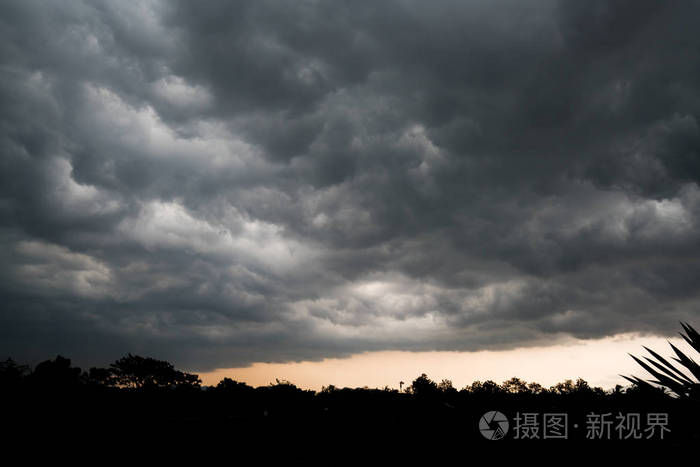 雨中的风暴云背景。乌云。在暴风雨前的黑暗天空中的巨大乌云