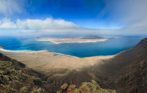 从西班牙加那利群岛兰萨罗特米拉多, Graciosa 岛全景风景景观。旅游目的地概念。鸟瞰图。顶部视图