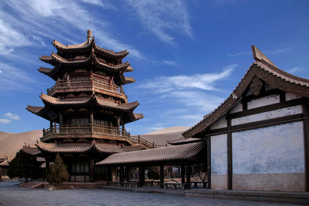 鸣沙山月牙儿春天在敦煌，甘肃寺