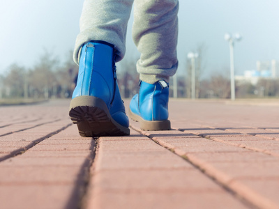孩子在公园散步的靴子