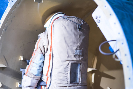 宇航员和宇航员在太空站深海空间进行工作
