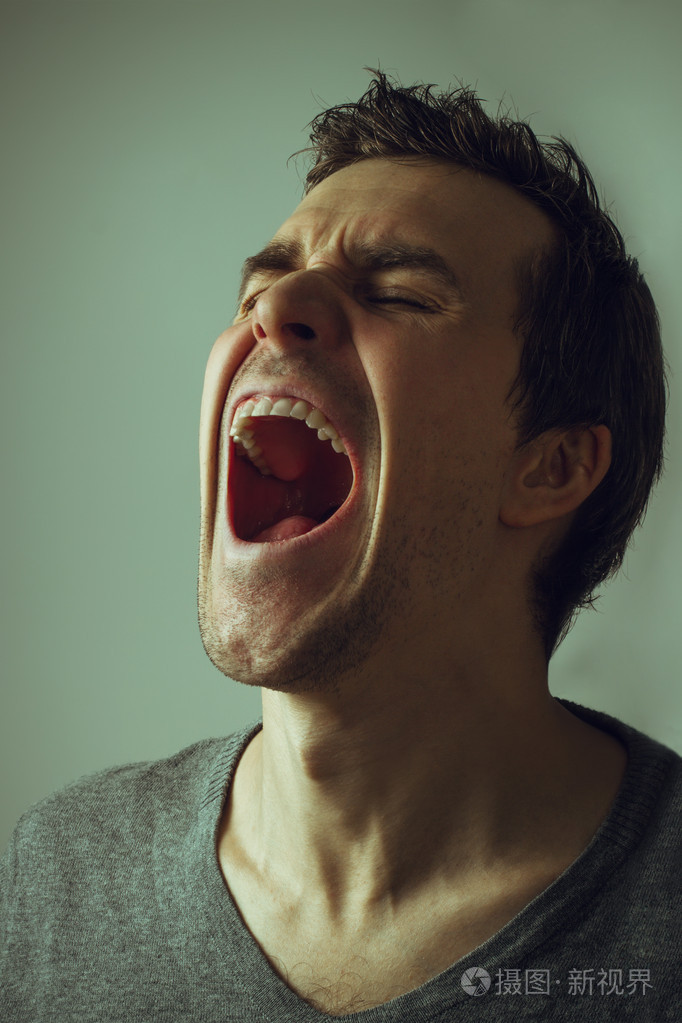 年轻男子尖叫声概念