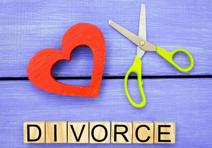 剪刀剪心。题字 离婚。打破关系的概念, 争吵。背叛。取消婚姻。关系问题。蓝色背景