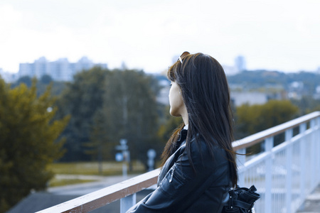 在城市的背景上的女孩