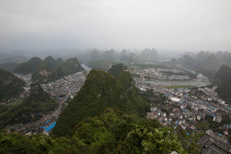 一个小费希尔镇在亚洲中国在黎明天日出和夜与许多山和山