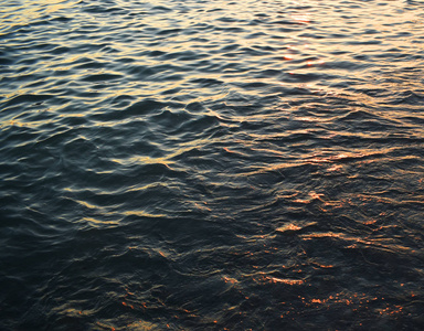 日落时的深海海水