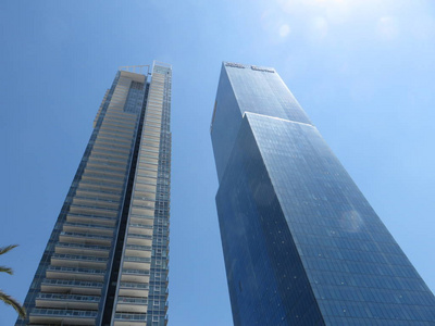 特拉维夫中心的现代摩天大楼。以色列经济和技术繁荣的中心。2018年夏天