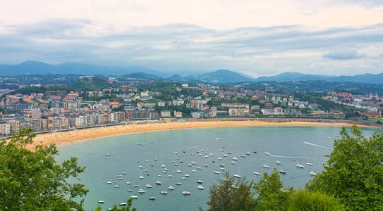 圣塞巴斯蒂安 Donostia 的鸟瞰图在一个美丽的夏日, 西班牙